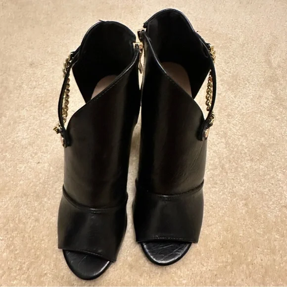⭐️ Black 8.5 Heeled Boots with Gold Chain Accent - Picture 7 of 9